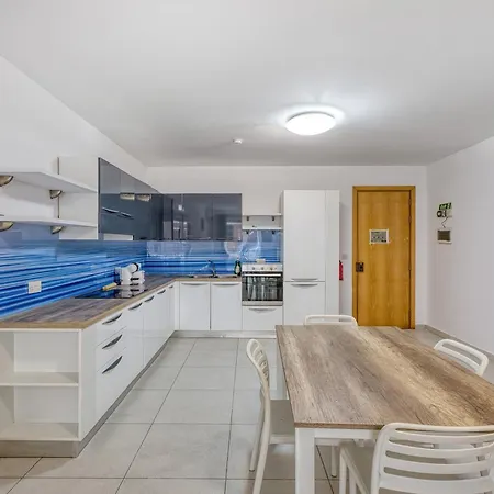 Modern 2 Bedroom With Balcony, 아파트 세인트폴스베이