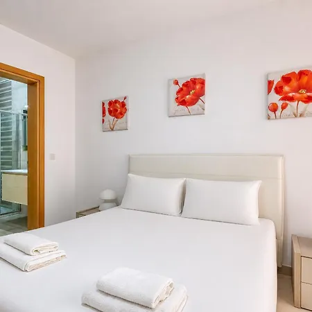 Modern 2 Bedroom With Balcony, 아파트 *