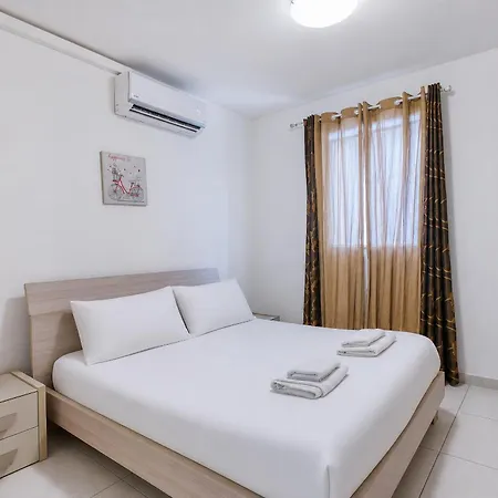 Modern 2 Bedroom With Balcony, * 세인트폴스베이