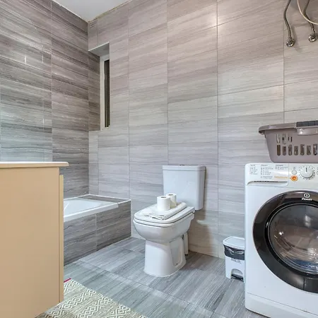 Modern 2 Bedroom With Balcony,