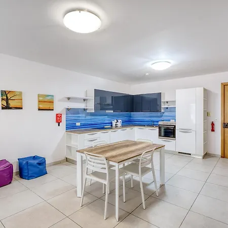 Modern 2 Bedroom With Balcony, Apartament *