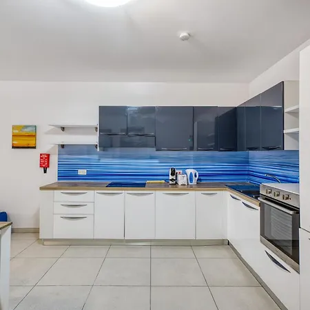Modern 2 Bedroom With Balcony, 아파트 *