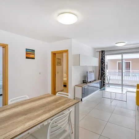 Modern 2 Bedroom With Balcony, 아파트 세인트폴스베이