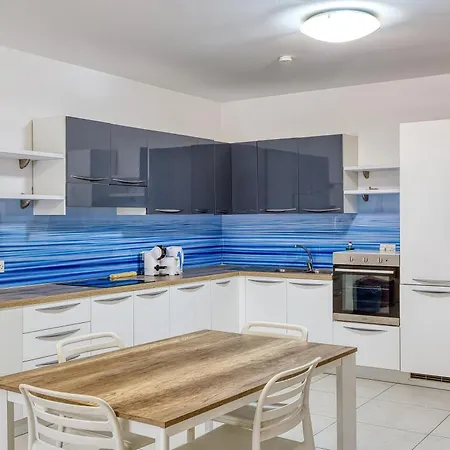 Modern 2 Bedroom With Balcony, * 세인트폴스베이