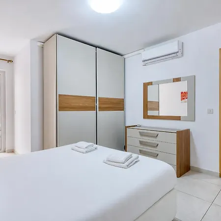 아파트 Modern 2 Bedroom With Balcony,