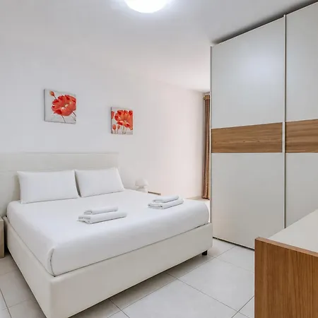 Modern 2 Bedroom With Balcony, 아파트
