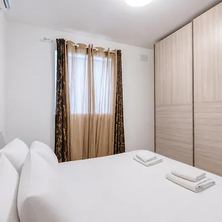 Modern 2 Bedroom With Balcony, 세인트폴스베이
