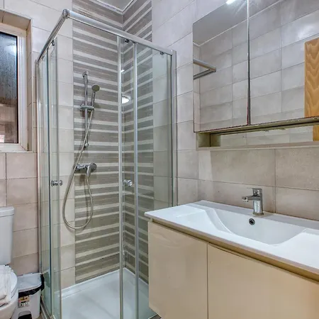 Modern 2 Bedroom With Balcony,