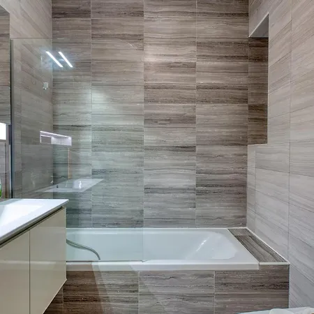 Modern 2 Bedroom With Balcony, * 세인트폴스베이