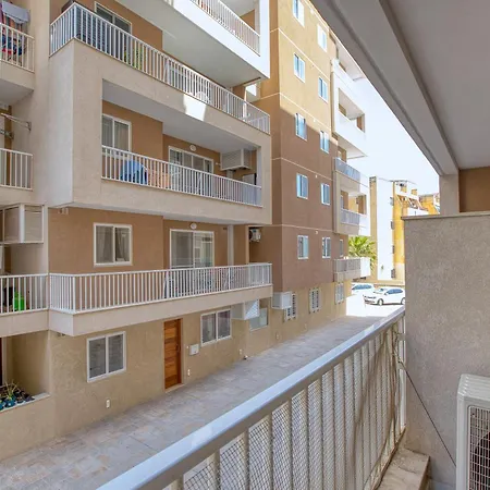 Modern 2 Bedroom With Balcony, 세인트폴스베이